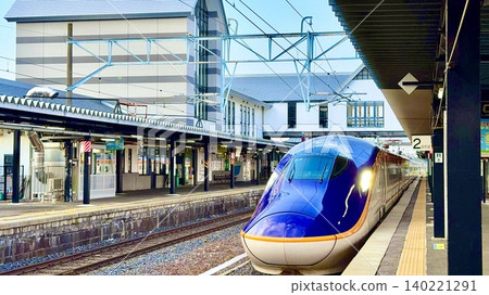 山形新幹線「翼號」列車停靠在山形縣上野山市東日本旅客鐵道株式會社（JR東日本）奧羽本線上的上野山溫泉站。 140221291
