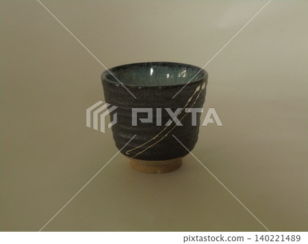Teacup with a linear pattern 140221489