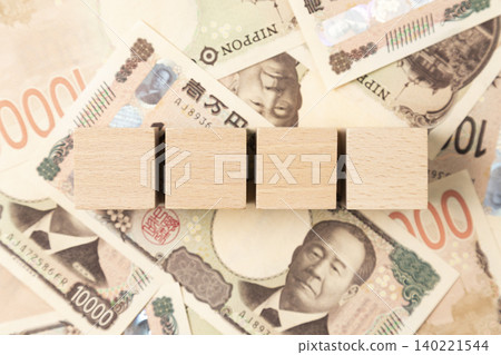 一張10000日元鈔票和一個空白方塊 一張10000日元鈔票和一個空白方塊 140221544