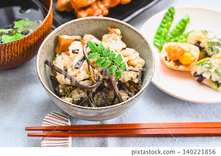 用蕨菜和野菜煮的米飯 用蕨菜和野菜煮的米飯 140221856