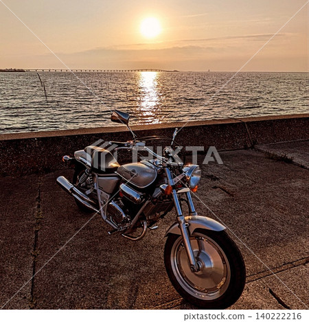 陽光下的自行車 陽光下的自行車 140222216