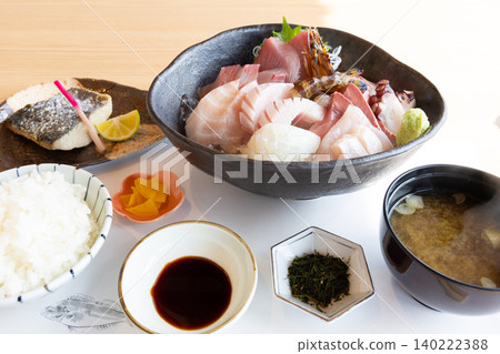 烤西班牙鯖魚和包含各種美味新鮮刺身的套餐。 烤西班牙鯖魚和包含各種美味新鮮刺身的套餐。 140222388