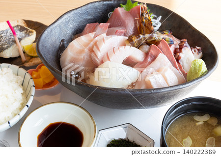 Grilled Spanish mackerel and a set meal featuring a delicious assortment of fresh sashimi. Grilled Spanish mackerel and a set meal featuring a delicious assortment of fresh sashimi. 140222389