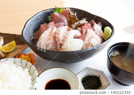 美味新鮮的刺身拼盤套餐 140222392