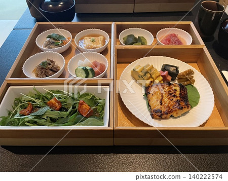 豪華日式早餐套餐，可在高級旅館或飯店享用。 140222574