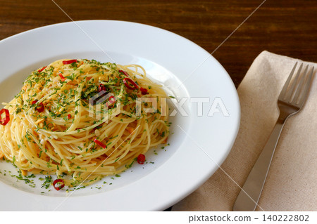 桌子背景中的義大利麵 Aglio e Olio 桌子背景中的義大利麵 Aglio e Olio 140222802