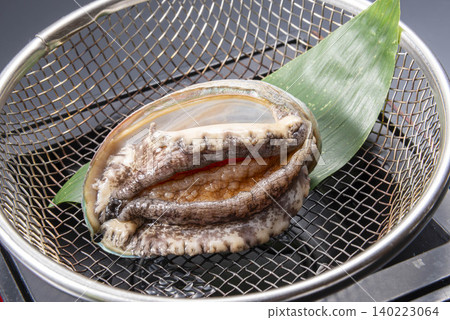 活鮑魚在籃子裡被清洗的場景,空氣中瀰漫著清新的海風氣息。 活鮑魚在籃子裡被清洗的場景,空氣中瀰漫著清新的海風氣息。 140223064