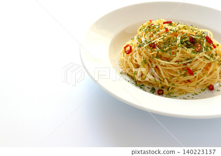 白色背景上的 Aglio e Olio 義大利麵條 白色背景上的 Aglio e Olio 義大利麵條 140223137