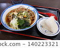 野生蔬菜蕎麥麵和鹹飯糰 140223321