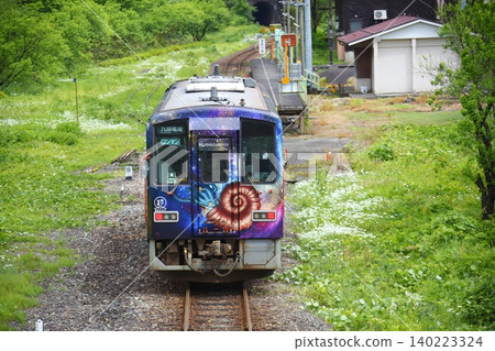 We will soon arrive at the unmanned station. We will soon arrive at the unmanned station. 140223324
