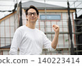 工人做膽量的姿勢 140223414