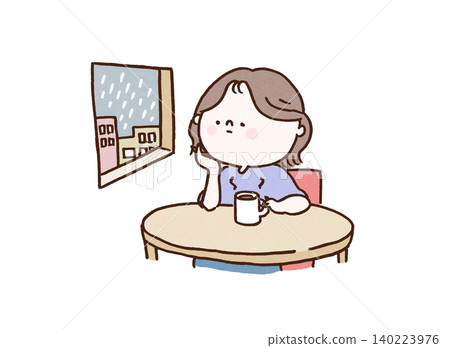 一位憂鬱的女子手捧一杯熱飲,凝視著窗外落下的雨水(與天氣相關的疾病/心理健康)。 一位憂鬱的女子手捧一杯熱飲,凝視著窗外落下的雨水(與天氣相關的疾病/心理健康)。 140223976
