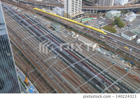 The 923 series "Doctor Yellow" as seen from Takanawa Gateway Station. 140224321