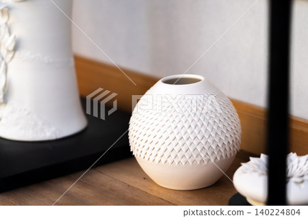 在京都茶碗坂大街清水寺前的紅村窯(擁有 100 多年歷史的陶藝工作室)店前展示的是白色瓷瓶。 在京都茶碗坂大街清水寺前的紅村窯(擁有 100 多年歷史的陶藝工作室)店前展示的是白色瓷瓶。 140224804