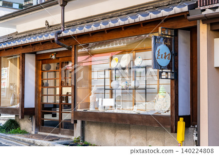 Benimura Kiln (a pottery studio with over 100 years of history) in front of Kiyomizu-dera Temple in Kyoto, on Chawan-zaka Street, is cultivating a new tradition under the name of Tsuchi-sasami (clay scissors). Benimura Kiln (a pottery studio with over 100 years of history) in front of Kiyomizu-dera Temple in Kyoto, on Chawan-zaka Street, is cultivating a new tradition under the name of Tsuchi-sasami (clay scissors). 140224808