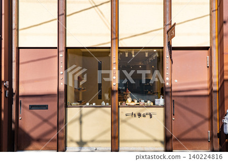 位於京都清水寺前的茶碗坂大街上的瀧口陶瓷店(販售日本餐具等陶瓷製品)。 位於京都清水寺前的茶碗坂大街上的瀧口陶瓷店(販售日本餐具等陶瓷製品)。 140224816