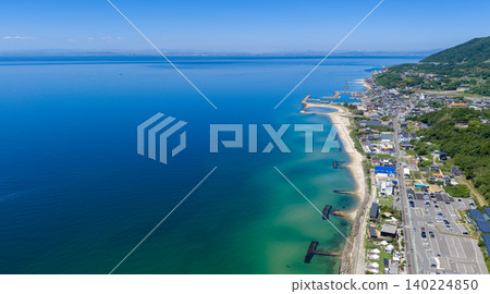 淡路島寧靜的海岸線和碧綠的海水 淡路島寧靜的海岸線和碧綠的海水 140224850