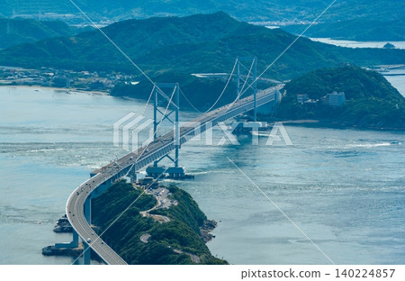從空中俯瞰橫跨鳴門海峽和漩渦的大鳴門橋。 140224857