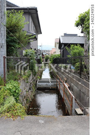 愛媛縣西條市居民區的灌溉渠 愛媛縣西條市居民區的灌溉渠 140224958