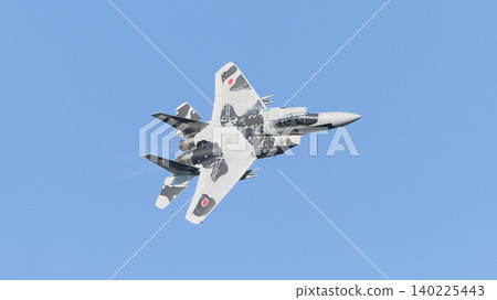 一架日本航空自衛隊的F-15DJ鷹式戰鬥機正在盤旋。 一架日本航空自衛隊的F-15DJ鷹式戰鬥機正在盤旋。 140225443