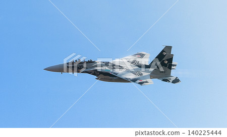 一架日本航空自衛隊的F-15DJ“鷹”式戰鬥機從雲層中出現。 一架日本航空自衛隊的F-15DJ“鷹”式戰鬥機從雲層中出現。 140225444