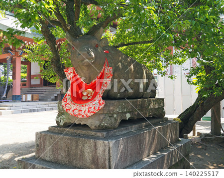 京都北野天滿宮:撫牛(撫摸以驅邪的牛雕像)。 京都北野天滿宮:撫牛(撫摸以驅邪的牛雕像)。 140225517