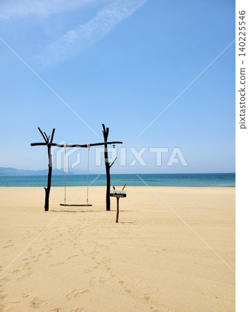 The "Yurari" beach swing at Yuhigaura Beach [Kyotango City, Kyoto Prefecture] 140225546
