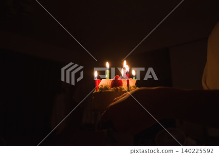 黑暗中點燃的蠟燭與生日蛋糕 黑暗中點燃的蠟燭與生日蛋糕 140225592