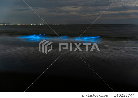 (2026-05-30)茅崎 - 生物發光浮游生物照亮的海岸夜景。 (2026-05-30)茅崎 - 生物發光浮游生物照亮的海岸夜景。 140225744
