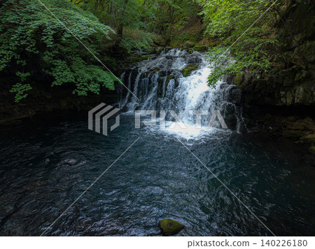 [Drone footage] Tateshina Great Waterfall in the fresh greenery [Nagano Prefecture] 140226180
