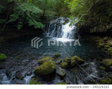 [Drone footage] Tateshina Great Waterfall in the fresh greenery [Nagano Prefecture] 140226181