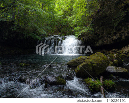 [Drone footage] Tateshina Great Waterfall in the fresh greenery [Nagano Prefecture] 140226191