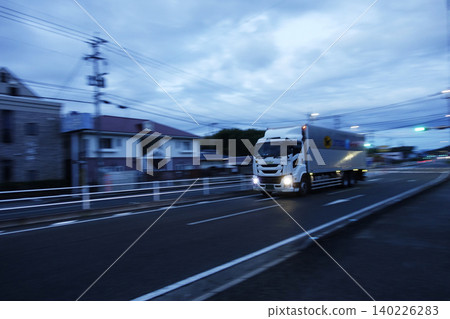 清晨，一輛廂型車飛馳在路上：大和運輸公司的包車送貨。 140226283