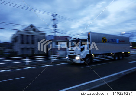 清晨,一輛廂型車飛馳在路上:大和運輸公司的包車送貨。 清晨,一輛廂型車飛馳在路上:大和運輸公司的包車送貨。 140226284