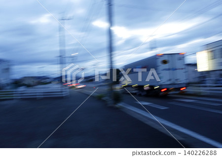 清晨,一輛廂型車飛馳在路上:大和運輸公司的包車送貨。 清晨,一輛廂型車飛馳在路上:大和運輸公司的包車送貨。 140226288