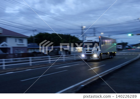 清晨,一輛廂型車飛馳在路上:大和運輸公司的包車送貨。 清晨,一輛廂型車飛馳在路上:大和運輸公司的包車送貨。 140226289
