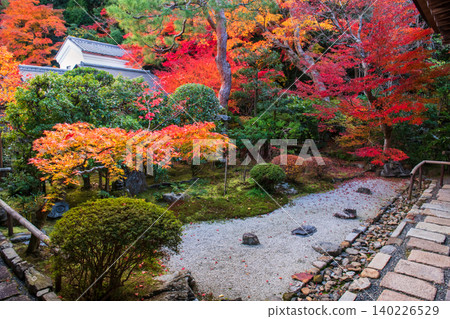 Rock garden with coloful autumn leaf in Nisonin temple, Arashiyama Rock garden with coloful autumn leaf in Nisonin temple, Arashiyama 140226529