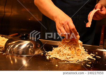 Delicious! Okonomiyaki that gets you yelled at if you call it Hiroshima-style. Delicious! Okonomiyaki that gets you yelled at if you call it Hiroshima-style. 140227050