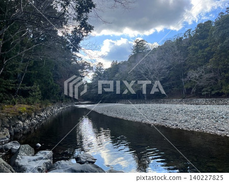 五十鈴川流經三重縣的伊勢神宮。 140227825