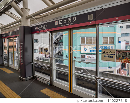 Platform doors at Nippori Station on the Nippori-Toneri Liner Platform doors at Nippori Station on the Nippori-Toneri Liner 140227848