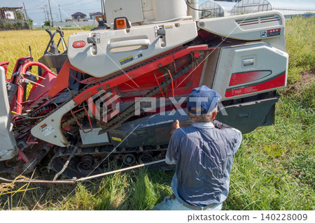 combine, combine harvester, rice harvesting 140228009