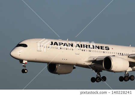 最先進的A350客機降落在東京羽田機場。 最先進的A350客機降落在東京羽田機場。 140228241