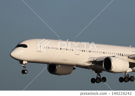 最先進的A350客機降落在東京羽田機場。 最先進的A350客機降落在東京羽田機場。 140228242
