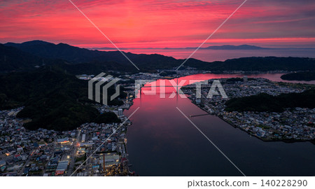 從空中俯瞰沐浴在夕陽中的鳴人市和內野海。 140228290