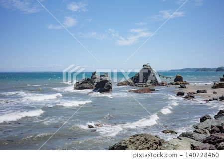 The Meotoiwa (Married Couple Rocks) of Futamiura, Ise City, with whitecaps rising due to strong winds. The Meotoiwa (Married Couple Rocks) of Futamiura, Ise City, with whitecaps rising due to strong winds. 140228460