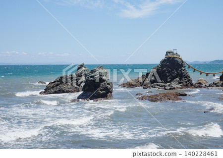 The Meotoiwa (Married Couple Rocks) of Futamiura, Ise City, with whitecaps rising due to strong winds. The Meotoiwa (Married Couple Rocks) of Futamiura, Ise City, with whitecaps rising due to strong winds. 140228461