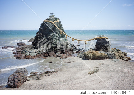 The Meotoiwa (Married Couple Rocks) of Futamiura, Ise City, with whitecaps rising due to strong winds. The Meotoiwa (Married Couple Rocks) of Futamiura, Ise City, with whitecaps rising due to strong winds. 140228465