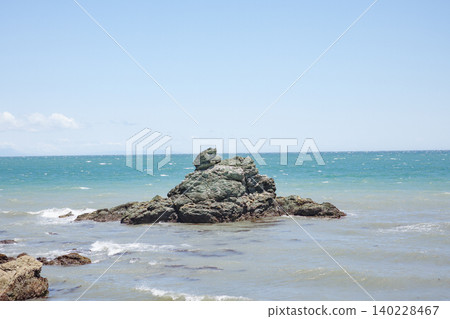 Frog Rock in Futamiura, Ise City, with whitecaps due to strong winds. Frog Rock in Futamiura, Ise City, with whitecaps due to strong winds. 140228467