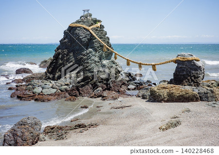 The Meotoiwa (Married Couple Rocks) of Futamiura, Ise City, with whitecaps rising due to strong winds. The Meotoiwa (Married Couple Rocks) of Futamiura, Ise City, with whitecaps rising due to strong winds. 140228468