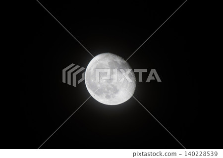 月亮漂浮在夜空中 140228539